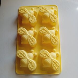 Silicone Bee Shaped Mold For Treats, Ice Cubes, Soaps, Etc.